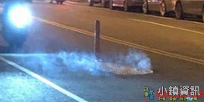 屏东市大武路人孔盖冒出不明气体。(屏东小镇资讯提供)