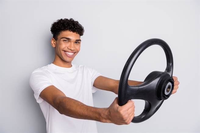 等到最后付车资5千元时，却临时称提款机领出不钱，甚至要小芳帮忙出一点、开口跟父母借，小黄司机最后察觉不对劲赶紧报案。（示意图/Shutterstock提供）