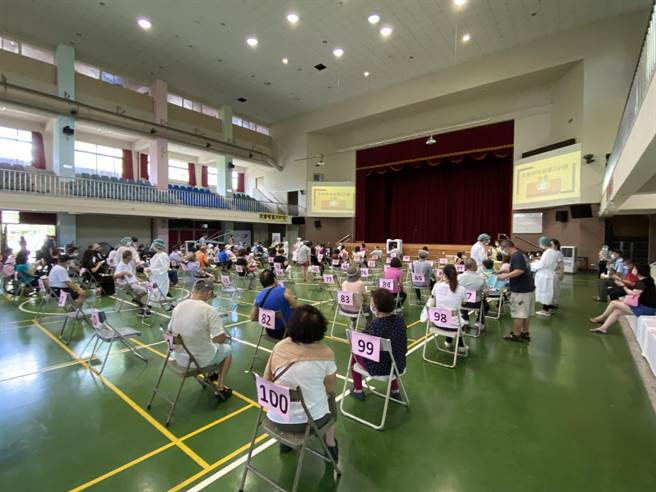 台中市衛生局為使55歲以上、設籍台中市並符合7月16日前已接種莫德納的市民免預約，攜帶黃卡、健保卡及身分證到當區快打站接種。（馮惠宜攝）