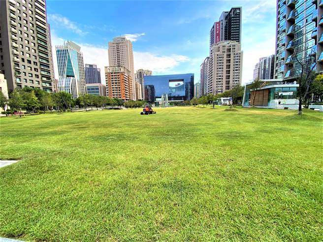 「寶璽天睿」坐擁台中市府會園道燙金門牌的超豪宅，第一排的公園綠地超無敵。（盧金足攝）