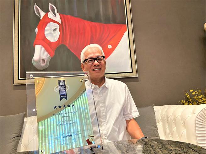 寶璽機構創辦人梁德煌表示，「寶璽天睿」榮獲美國Luxury Lifestyle Award及英國國際房地產大獎兩項業界大獎肯定，很意外也很幸運地得到肯定，是一個很美麗的巧合。（盧金足攝）