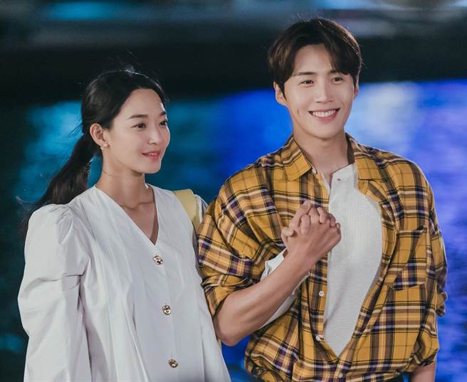 金宣虎(右)和申敏兒在《海岸村恰恰恰》的CP組合很受喜愛 。(Netflix提供) 