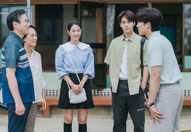 俊男美女組合大受歡迎 。(Netflix提供) 