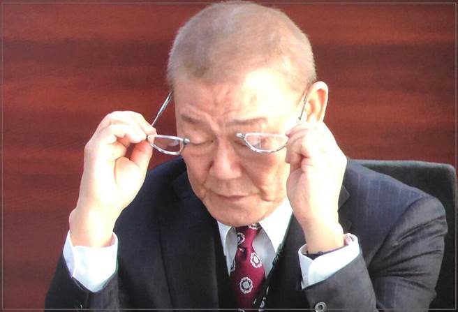 《日本沈没》國村隼所戴的眼鏡十分搶戲。(翻攝日網)