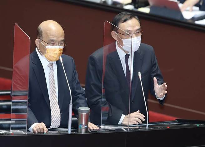 针对网红小玉制作换脸色情影片上网贩售，行政院长苏贞昌（左）19日在立法院表示，应该加重处罚，法务部长蔡清祥（右）则允诺将在1个月内提出相关修法草案，送至行政院。（姚志平摄）