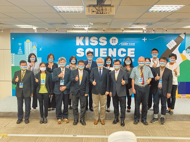 科技部部长吴政忠（前排右四）和与会贵宾共同合影。图／简立宗