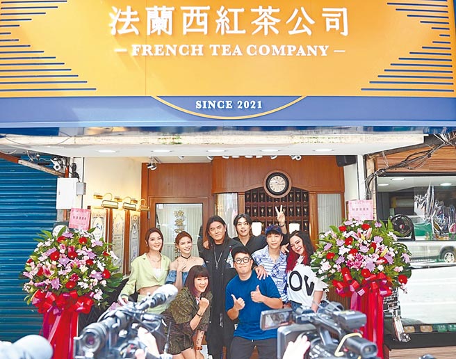 康熙制作人B2、泰坦星文创合伙人Maxx、小费共同创立饮料店「法兰西红茶公司」投资饮料店，小甜甜也力挺。图／法兰西红茶提供