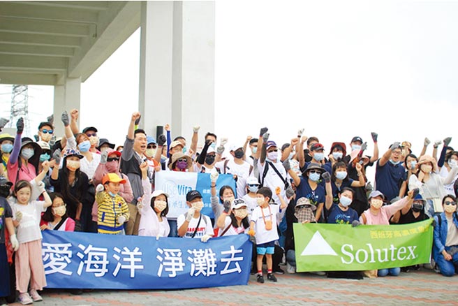 捷康生技在彰化海边举办净滩活动。图／捷康生技提供