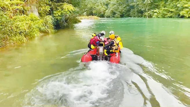 新北市虎豹潭落水意外，截至17日失踪6人中已找到4名死者，尚有2人下落不明，消防局不放弃任何希望，18日投入318名人力，并出动18艘救生艇及6部空拍机持续展开搜救。（新北市政府消防局提供）