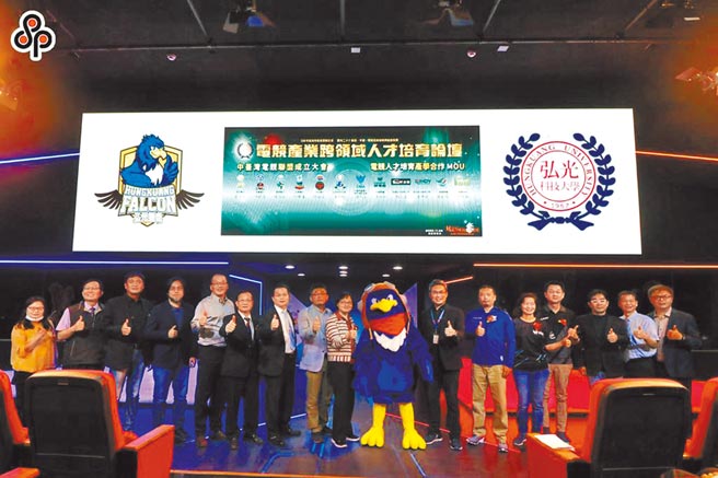 技职校院努力缩短学用落差，图为弘光科大去年12月与宏碁公司、华硕公司签订产学合作备忘录，携手发展电竞。（本报资料照片）