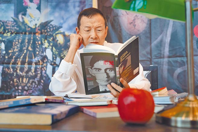 國家文藝獎得主吳興國近期演出作品《蛻變》，改編自捷克小說家卡夫卡代表作，他在編創的過程中，也從卡夫卡的人生背景裡，看見了自己的人生。（當代傳奇劇場提供）