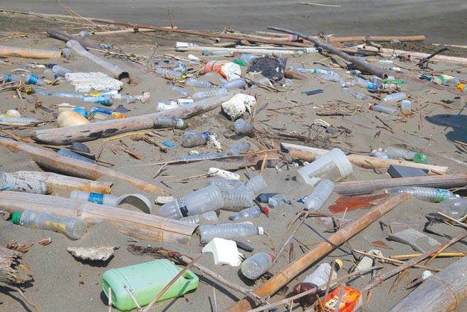 嘉义沿海颱风豪雨一过，经常堆置大量废弃物，不少是破碎保丽龙，近日县府修法订下落日条款，明订牡蛎养殖自2023年1月1日起不得使用保丽龙浮具。（嘉义县政府提供／吕妍庭嘉义传真）