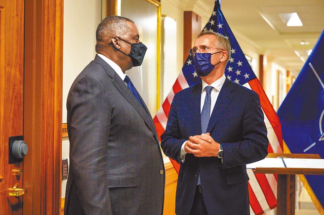 美國國防部長奧斯汀（左）本月4日在五角大廈與到訪的北約祕書長史托騰柏格交談。奧斯汀正走訪喬治亞、羅馬尼亞、烏克蘭等鄰近俄羅斯的國家，將遊說他們加入北約。（摘自美國國防部網站）