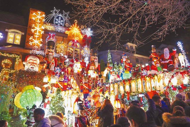 运输部长布塔朱吉17日警告，美国供应链遭逢难解瓶颈，包括港口货柜轮壅塞问题，此现象可能会延续到明年，恐怕将对即将来临的岁末购物热季带来衝击。（中新社）