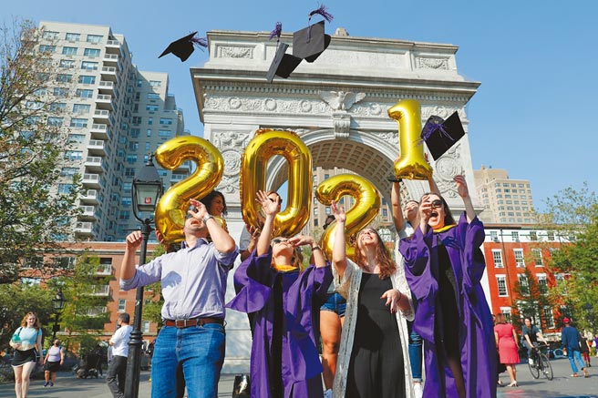 美國紐約州立大學布法羅分校有數十名中國留學生，未按時提交必要文件，遭校方「集體勸退」。圖為5月紐約大學畢業生在曼哈頓華盛頓廣場歡慶畢業。（中新社）