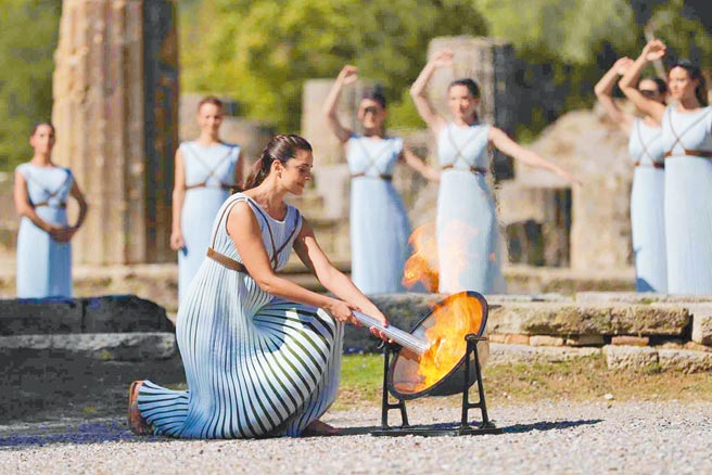 北京冬奥圣火18日在希腊有着2000多年歷史的赫拉神庙遗址前点燃。（新华社）