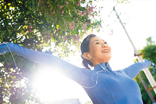 台湾65岁以上独居长者增加，全球人寿提醒民眾规画保障必附加豁免商品，妥善移转风险。（全球人寿提供）