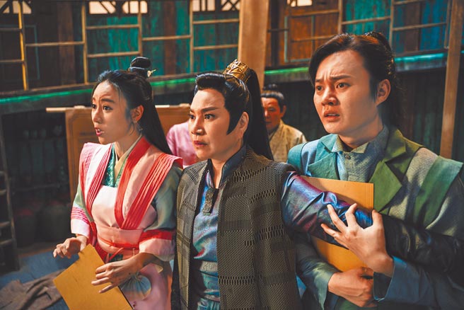 唐美云（中）在《孟婆客栈》新官上任三把火，客栈成员许富凯（右）、方宥心都想靠北老板。（公视台语台提供）