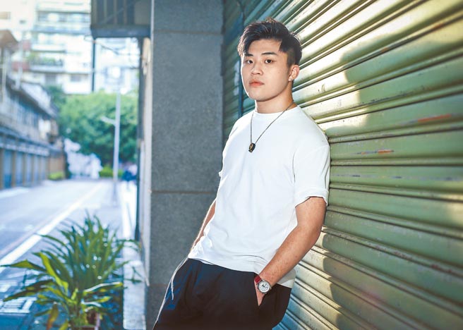 劉昊畢業自伯克利音樂學院，返台後勇闖歌壇。（粘耿豪攝）