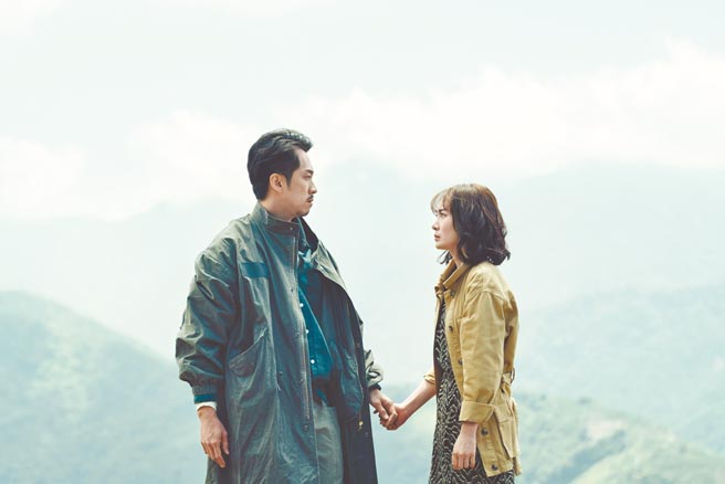 李亦捷（右）在《2049》对陈汉典说话咄咄逼人。（瀚草影视提供）