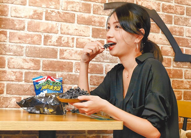 3.浪味仙歷年万圣节皆有搞怪造型，紧抓消费者目光。（粘耿豪摄）