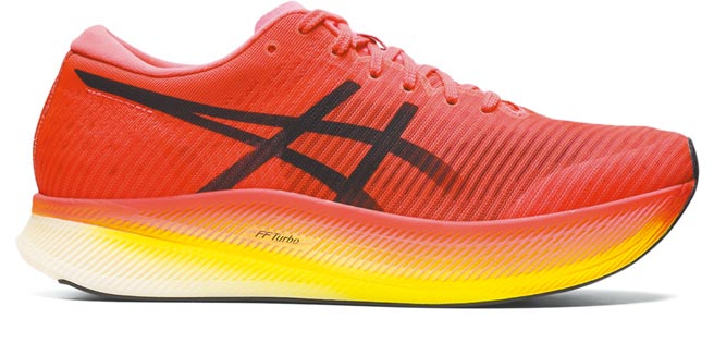 亞瑟士台北旗艦店、西門獨家持紙本五倍券滿5000元，加碼300現抵回饋，METASPEED原價7280元。（ASICS提供）