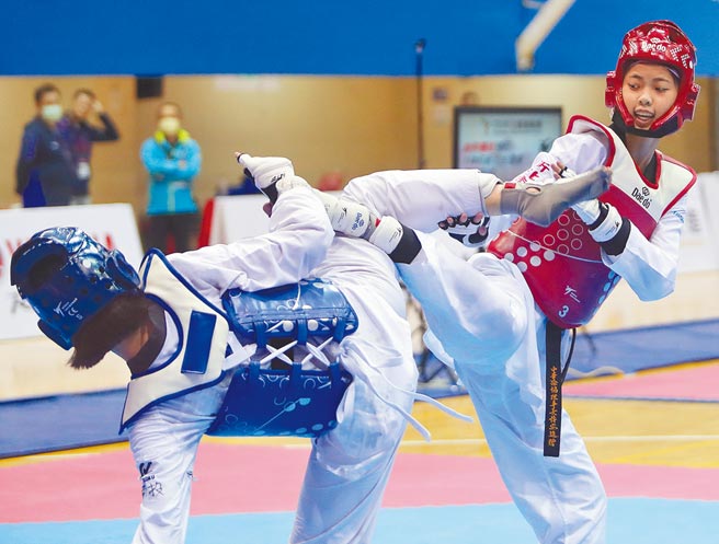 新北市罗嘉翎（右）击败南投县张芮恩夺下全运会金牌。 （陈怡诚摄）