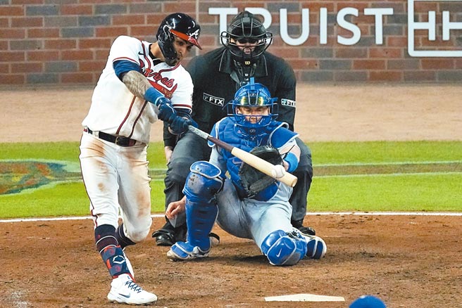 勇士罗萨里欧击出再见安打的瞬间。（美联社）