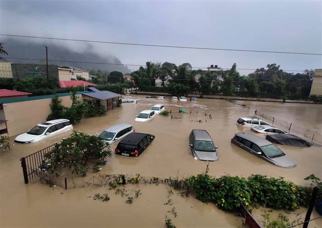 印度和尼泊爾連日發生嚴重洪水和土石流，當局表示，災情已導致超過100人喪命。（圖／美聯社）