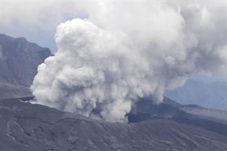 日本阿蘇火山噴發飄落火山灰 恐致呼吸器官異常