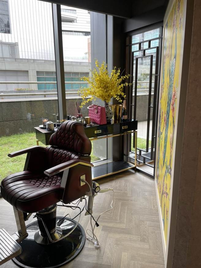 新光三越台北信義新天地A9 4樓引進「好男人理容院」，店裝融入歐洲和上海等元素，剪髮1000元起跳。（郭家崴攝）