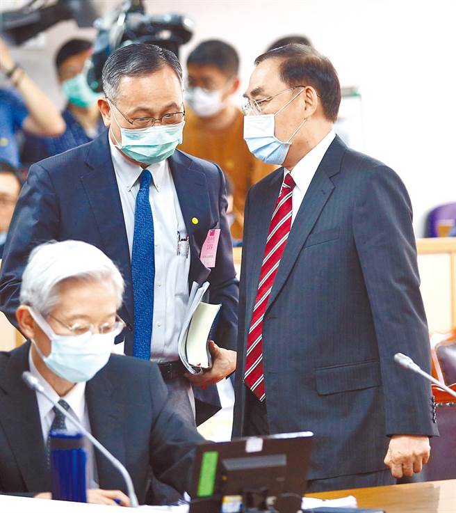 铁路警察遭刺死案，因郑姓凶嫌罹患思觉失调症获判无罪，引发议论。图为法务部长蔡清祥（右），之前与警政署长陈家钦（左）数度交换意见。（资料照/陈信翰摄）