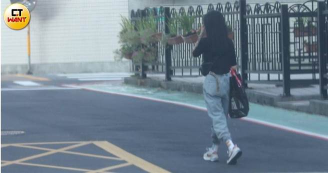 欧弟的前妻郑云灿独自走出内湖的住处准备去牵车。（图／本刊摄影组）