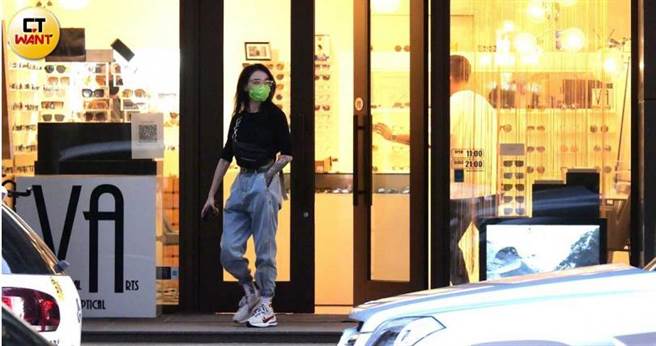 郑云灿前往大直昔日与欧弟爱巢附近的眼镜店。（图／本刊摄影组）