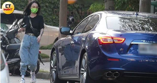 弄好眼镜之后，郑云灿开着她的蓝色玛莎拉蒂离开。（图／本刊摄影组）