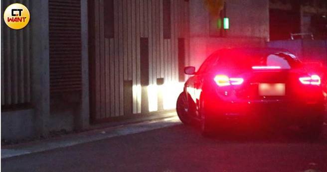 傍晚郑云灿开车进入天母某个高级社区内。（图／本刊摄影组）