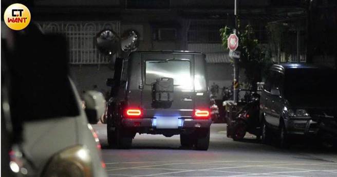 没多久欧弟的宾士越野车也从这个社区驶离。（图／本刊摄影组）