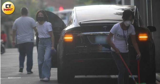 欧弟小孩的保母开着黑色特斯拉。（图／本刊摄影组）