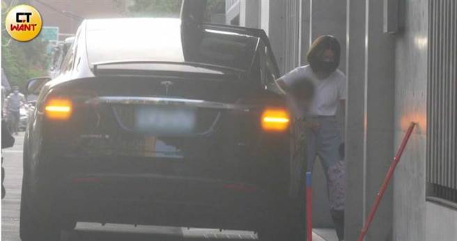 保母又牵又夹地带着欧弟的两个孩子进家门。（图／本刊摄影组）