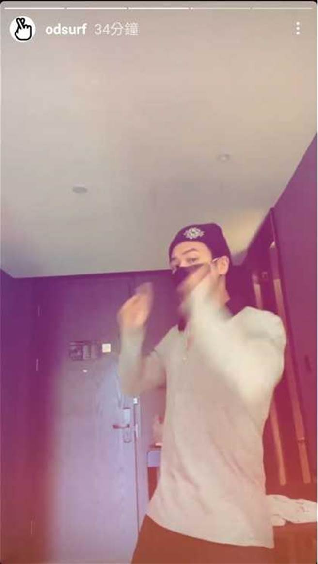 欧弟发限动在房间活动，从背景摆设看来应该是在饭店内。（图／翻摄自欧弟IG）