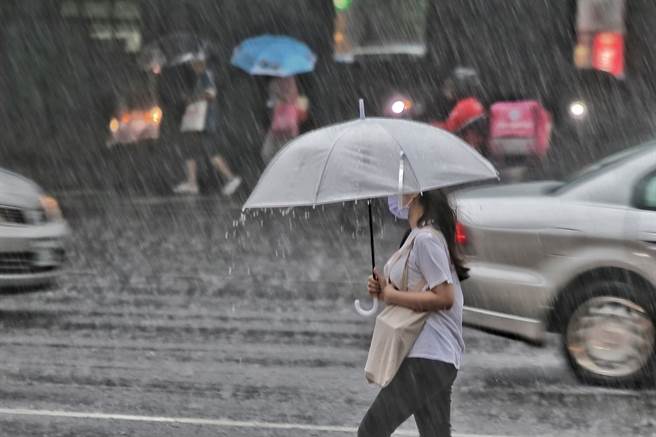 明起受到鋒面影響，北台灣及東部將轉為濕涼的天氣型態，且會一路濕涼到周末，周五氣溫也會探最低溫18度。（圖／示意圖，杜宜諳攝影）