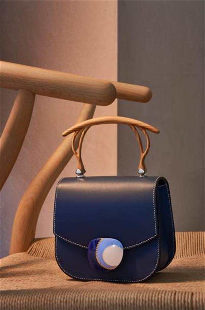 BELLAVITA SAUVEREIGN的APHRODITE MM小牛皮革包款，搭配Sixty-Six Marmorino「传世」金箔扣，26万5600元起。（BELLAVITA提供）