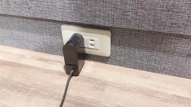 一名人妻在家中发现一个插座，欲将插头拔出时，却发现竟然是一个抽屉。（图／翻摄自爆废公社公开版）