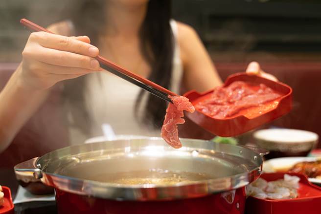 女掏「五倍券＋現金」結帳，店員拒找零理由曝光，網友戰翻直呼，去年就發生過了。（圖／shutterstock）