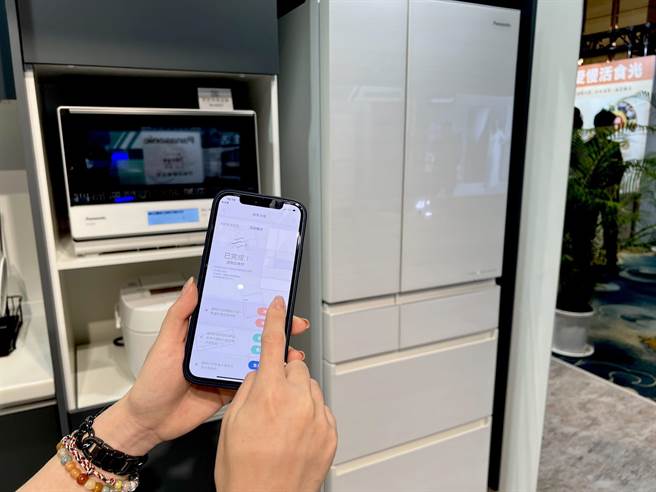 今年Panasonic首次在日本製冰箱的玻璃機種中，搭載了AI Econavi的AIoT功能，具自動化節能運轉設定以外，還能遙控掌握及操控冰箱狀況。（石欣蒨攝）