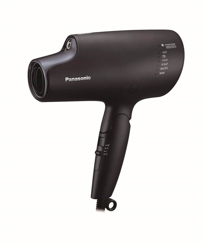 Panasonic全新極潤奈米水離子吹風機，共霧墨藍及柔光粉 2色，預計12月在台上市，售價未定。（Panasonic提供）