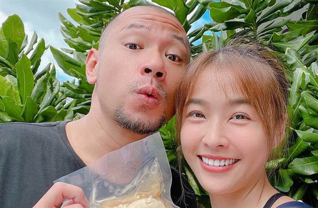 小娴、金刚投入忙卖鸡翅事业。（图／取材自小娴 （黄瑜娴） 脸书）