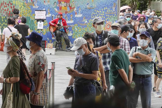 新北市史上最大規模疫苗接種即將開跑，第十二輪總計98萬人符合資格，第一階段22日至27日共計48.3萬劑，第二階段28日至11月3日。（示意圖，黃子明攝）