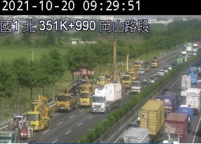 国1南向351.4公里处20日上午8时24分发生2小客车与1拖板车追撞事故，造成后方回堵5公里。（摘自高速公路1968网站／林瑞益高雄传真）