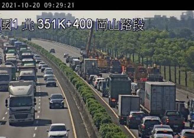 国1南向351.4公里处20日上午8时24分发生2小客车与1拖板车追撞事故，造成后方回堵5公里。（摘自高速公路1968网站／林瑞益高雄传真）